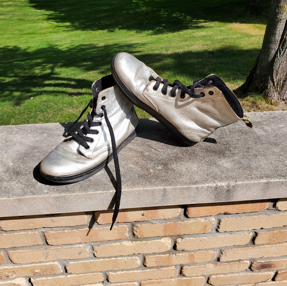 DMs Leyton silver/metallic bootie US8/UK6